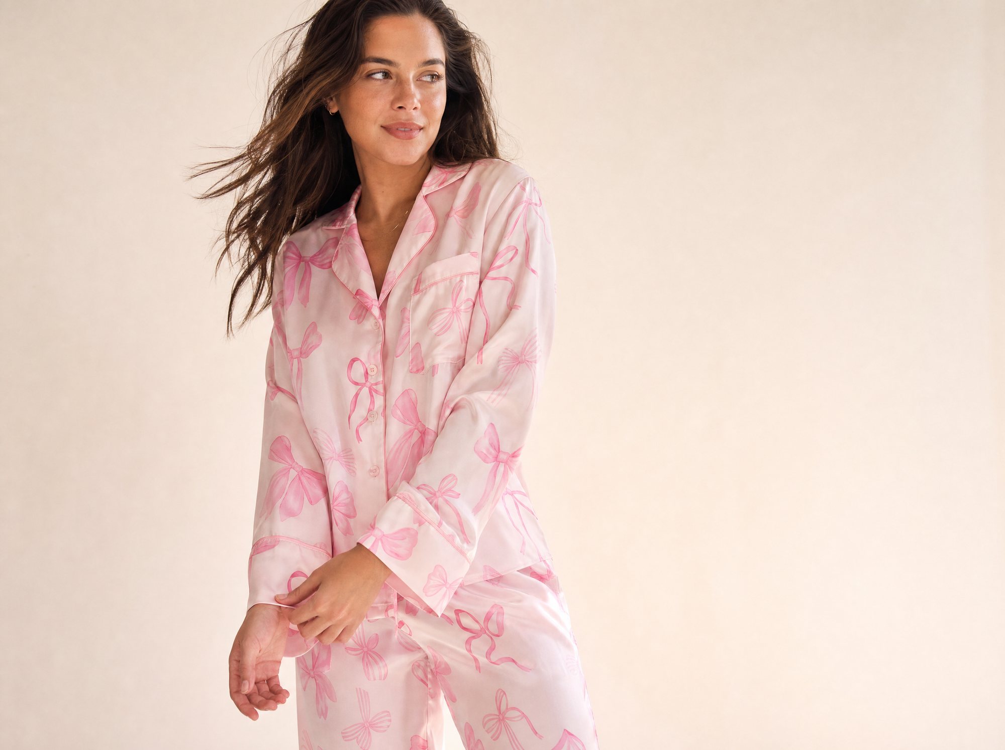 Pijama Coquette de seda con lazos, en estudio